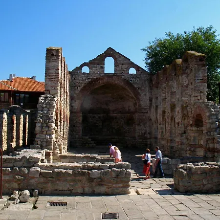 Cyril 3* Νεσέμπαρ